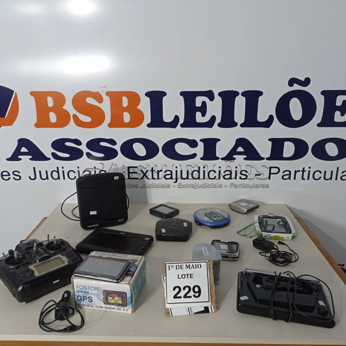 LOTE 229 - 02 ANTENAS DE TV, 01 APARELHO FOTO DIGITAL, 01 LEAPFROG, 02 DISCMAN, 01 RADIO CONTROLE, 04 GPS E 01 MEDIDOR DE PRESSÃO. (NO ESTADO) ATENÇÃO! FAZER A VISITAÇÃO ANTES DE ARREMATAR, NÃO SABEMOS SE FUNCIONA. LEILÃO NÃO TEM GARANTIA E NEM DEVOLUÇÃO, SUJEITO A POSSÍVEIS AVARIAS VISÍVEIS/OCULTAS E/OU AUSÊNCIA DE COMPONENTES.