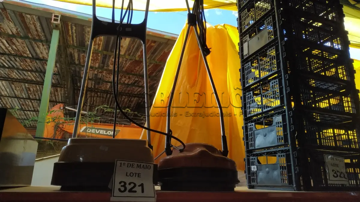 LOTE 321 - 02 ENCERADEIRAS ANTIGAS. (NO ESTADO) ATENÇÃO! FAZER A VISITAÇÃO ANTES DE ARREMATAR, NÃO SABEMOS SE FUNCIONA. LEILÃO NÃO TEM GARANTIA E NEM DEVOLUÇÃO, SUJEITO A POSSÍVEIS AVARIAS VISÍVEIS/OCULTAS E/OU AUSÊNCIA DE COMPONENTES.