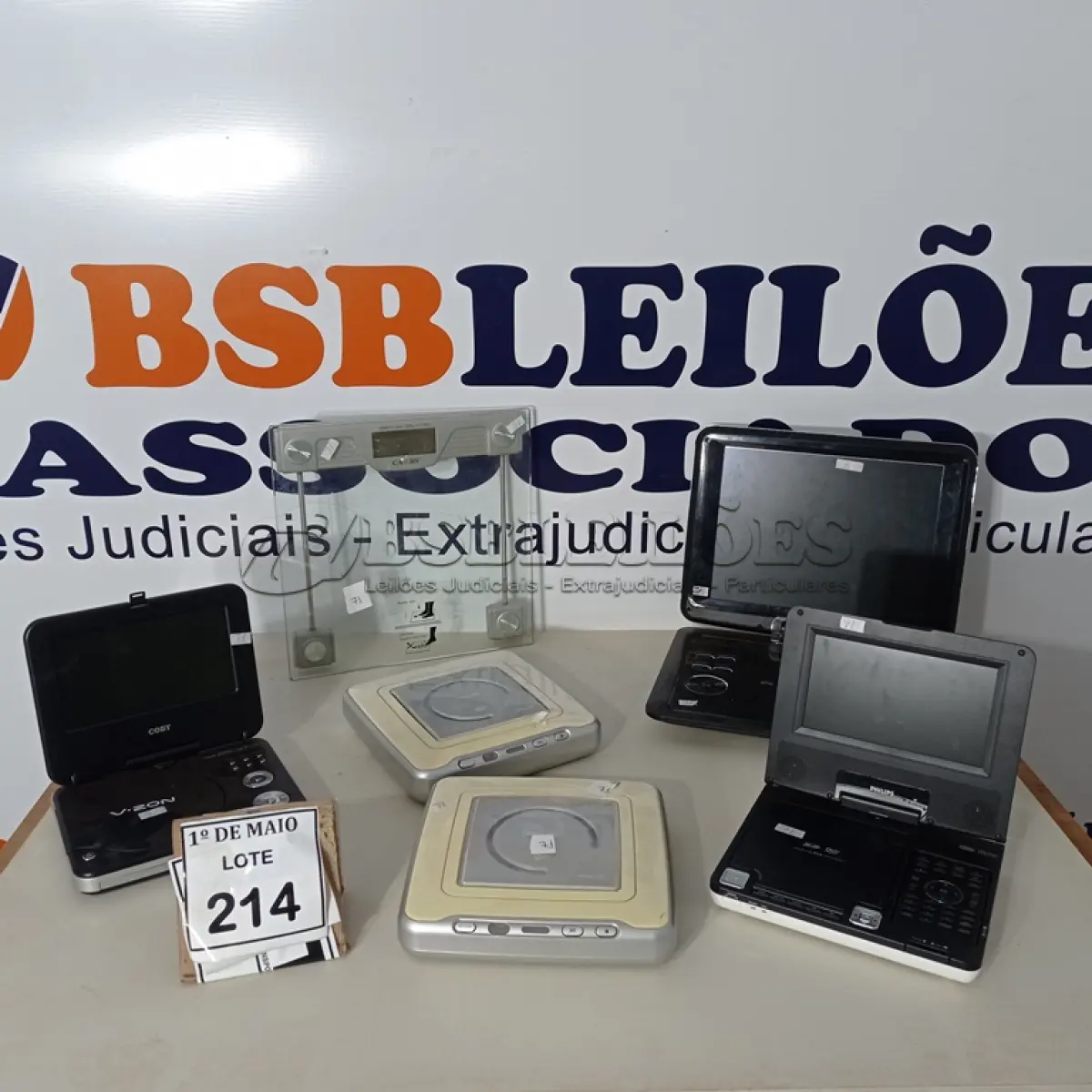 LOTE 214 - 01 BALANÇA E 05 DVDS PORTÁTEIS. (NO ESTADO) ATENÇÃO! FAZER A VISITAÇÃO ANTES DE ARREMATAR, NÃO SABEMOS SE FUNCIONA. LEILÃO NÃO TEM GARANTIA E NEM DEVOLUÇÃO, SUJEITO A POSSÍVEIS AVARIAS VISÍVEIS/OCULTAS E/OU AUSÊNCIA DE COMPONENTES.