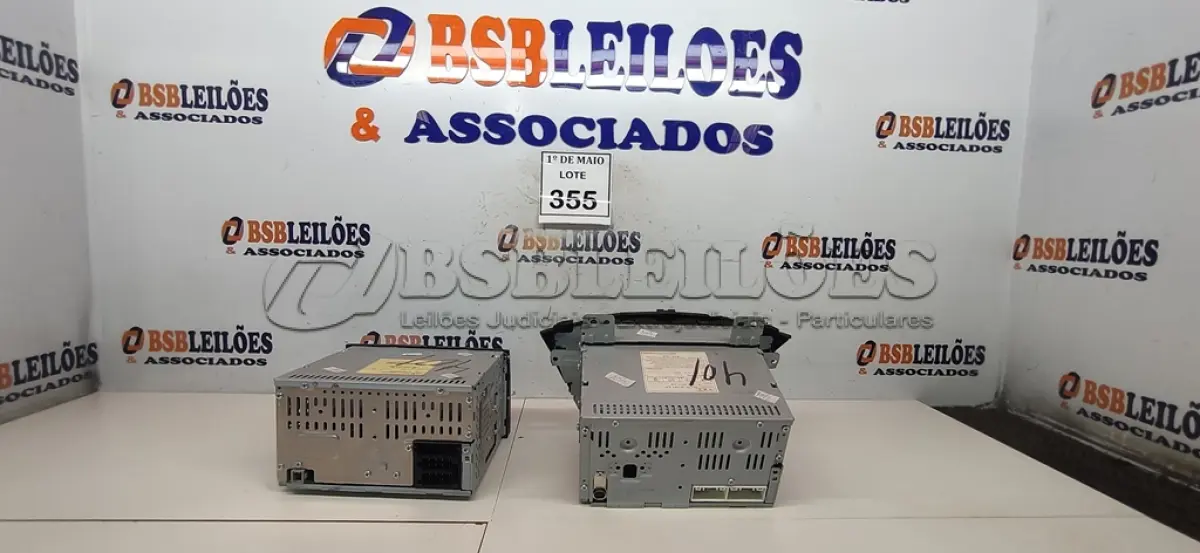 LOTE 355 - 02 APARELHOS DE SOM AUTOMOTIVOS. (NO ESTADO) ATENÇÃO! FAZER A VISITAÇÃO ANTES DE ARREMATAR, NÃO SABEMOS SE FUNCIONA. LEILÃO NÃO TEM GARANTIA E NEM DEVOLUÇÃO, SUJEITO A POSSÍVEIS AVARIAS VISÍVEIS/OCULTAS E/OU AUSÊNCIA DE COMPONENTES.