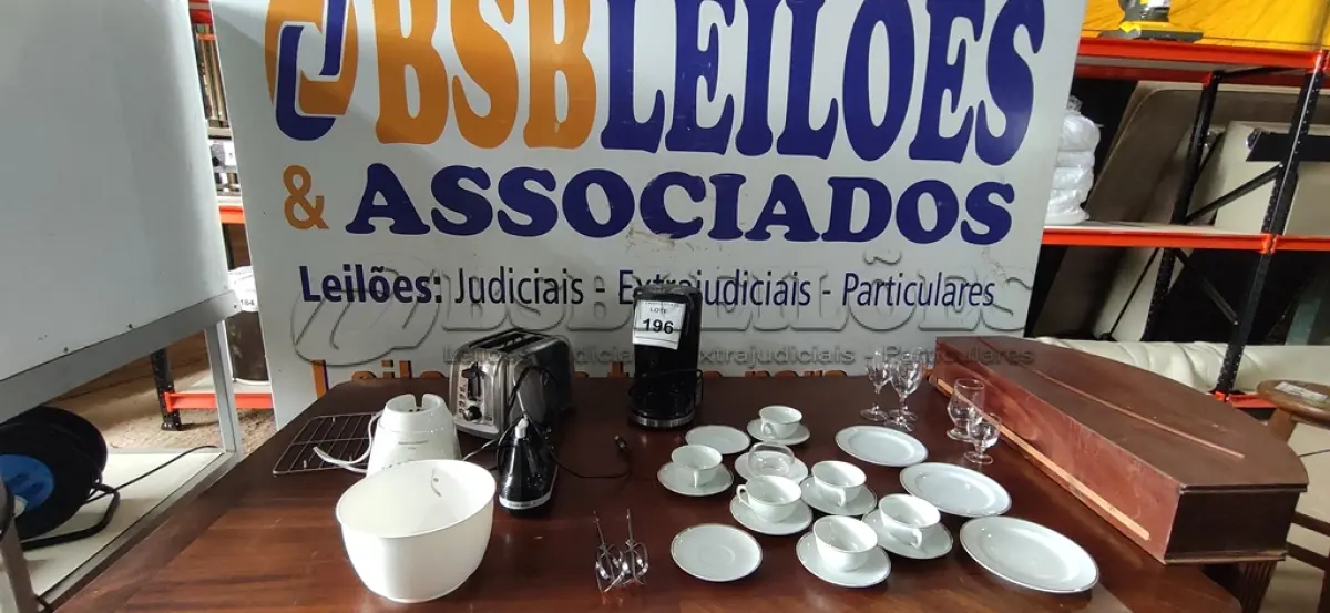 LOTE 196 - 01 LOTE COM TORRADEIRA, CAFETEIRA, TAÇAS E PIREX. (NO ESTADO EM QUE SE ENCONTRA. SUJEITO A AVARIAS OCULTAS/VISÍVEIS.)