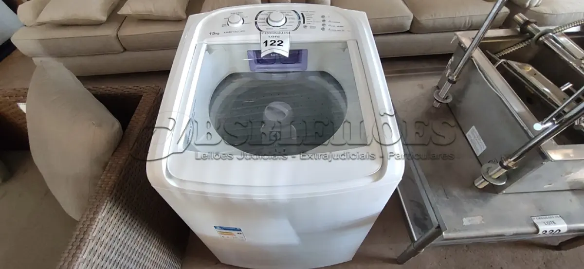 LOTE 122 - 01 LAVA ROUPA ELECTROLUX 15KG 220VOLTS. (NO ESTADO EM QUE SE ENCONTRA. SUJEITO A AVARIAS OCULTAS/VISÍVEIS.) BF8670W
