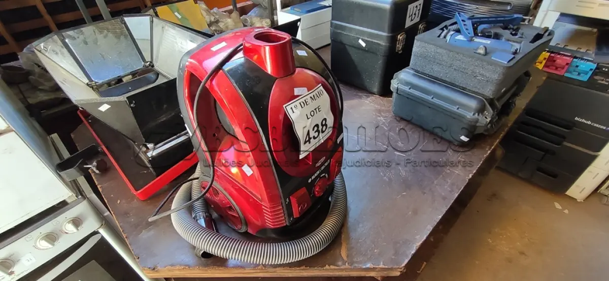 LOTE 438 - 01 ASPIRADOR DE PÓ MARCA BLACK E DECKER. (NO ESTADO) ATENÇÃO! FAZER A VISITAÇÃO ANTES DE ARREMATAR, NÃO SABEMOS SE FUNCIONA. LEILÃO NÃO TEM GARANTIA E NEM DEVOLUÇÃO, SUJEITO A POSSÍVEIS AVARIAS VISÍVEIS/OCULTAS E/OU AUSÊNCIA DE COMPONENTES.
