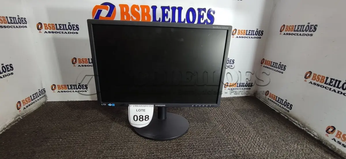 LOTE 088 - 01 MONITOR SAMSUNG. (NO ESTADO EM QUE SE ENCONTRA. SUJEITO A AVARIAS OCULTAS/VISÍVEIS.) AV9560F