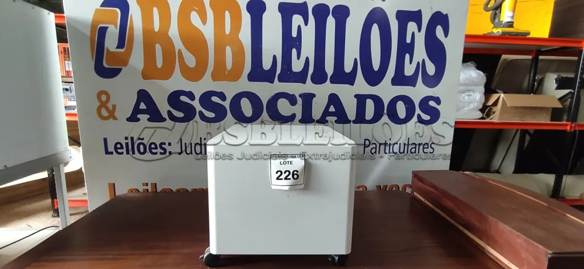 LOTE 226 - 01 ARMÁRIO DE FERRO PEQUENO. (NO ESTADO EM QUE SE ENCONTRA. SUJEITO A AVARIAS OCULTAS/VISÍVEIS.)