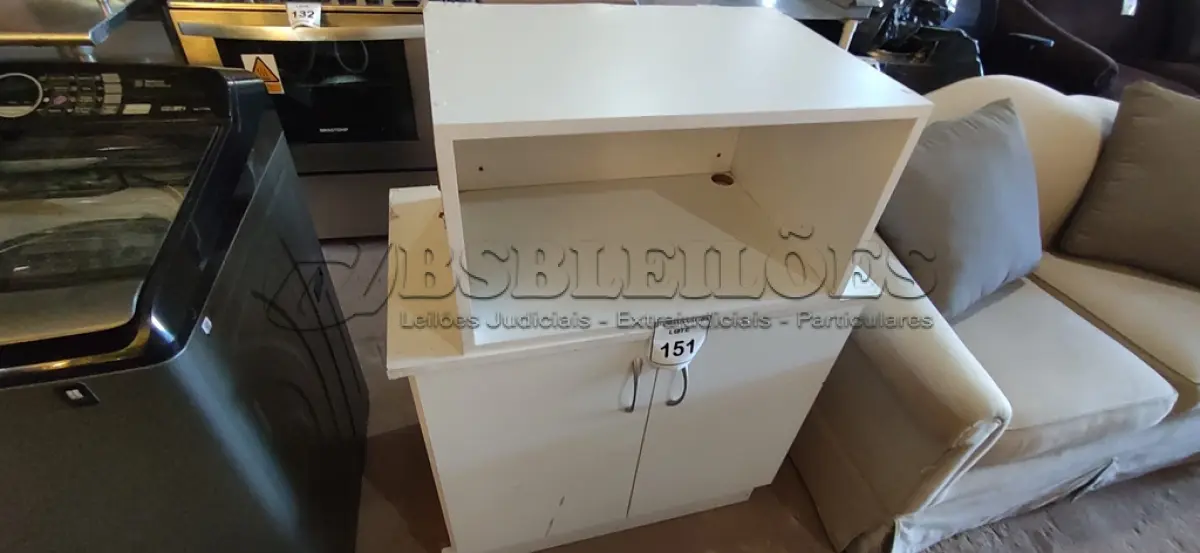 LOTE 151 - 01 ARMÁRIO BAIXO DE 2 PORTAS BRANCO.  (NO ESTADO EM QUE SE ENCONTRA. SUJEITO A AVARIAS OCULTAS/VISÍVEIS.)