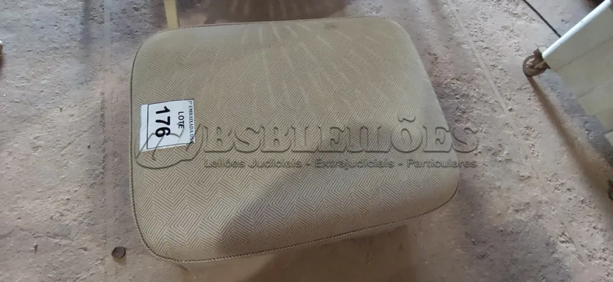 LOTE 176 - 01 OTTOMAN ALMOFADA PARA PÉS. (NO ESTADO EM QUE SE ENCONTRA. SUJEITO A AVARIAS OCULTAS/VISÍVEIS.)  AV9365D