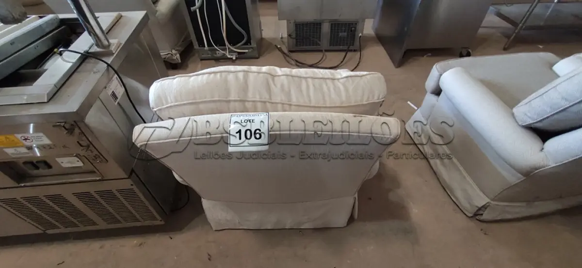 LOTE 106 - 01 POLTRONA. (NO ESTADO EM QUE SE ENCONTRA. SUJEITO A AVARIAS OCULTAS/VISÍVEIS.) AV9649X