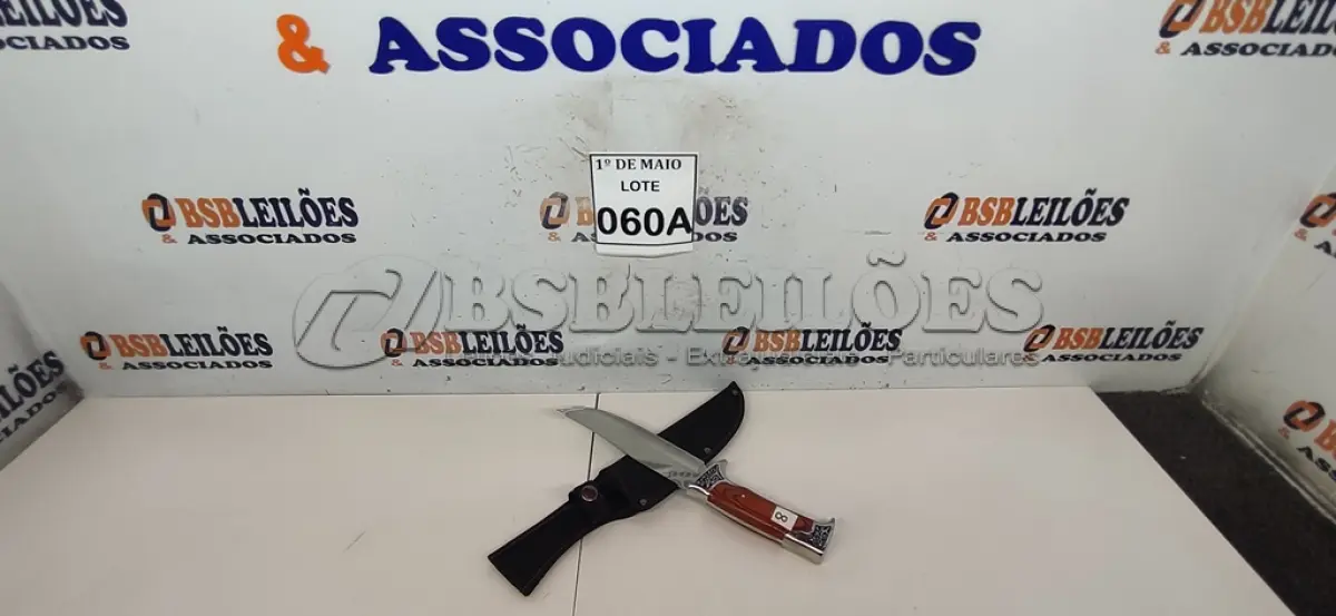 LOTE 060 - 01 FACA IMPORTADA AÇO INOXIDÁVEL CABO EM MADEIRA FULL TANG BAINHA DE NYLON TAMANHO TOTAL 30CM PESO 462G JÁ AFIADA   (NOVO) (NO ESTADO) ATENÇÃO! FAZER A VISITAÇÃO ANTES DE ARREMATAR, NÃO SABEMOS SE FUNCIONA. LEILÃO NÃO TEM GARANTIA E NEM DEVOLUÇÃO, SUJEITO A POSSÍVEIS AVARIAS VISÍVEIS/OCULTAS E/OU AUSÊNCIA DE COMPONENTES.