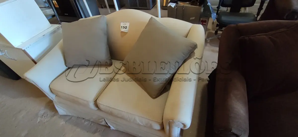 LOTE 150 - 01 SOFÁ 2 LUGARES.  (NO ESTADO EM QUE SE ENCONTRA. SUJEITO A AVARIAS OCULTAS/VISÍVEIS.)  AU8718L