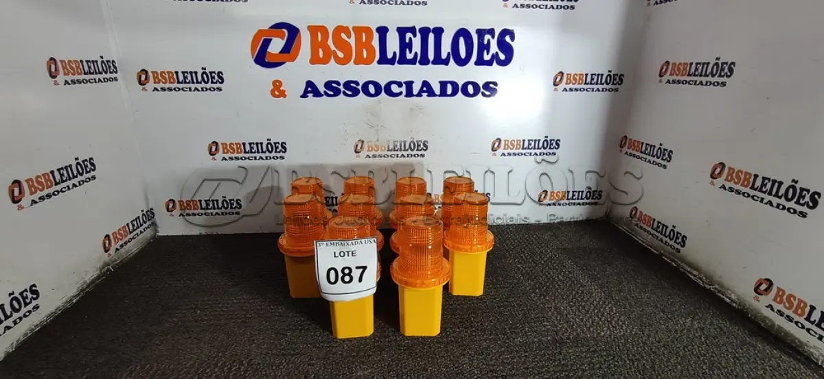 LOTE 087 - 10 SINALIZADORES SOLAR LIGHT GREN POWER. (NO ESTADO EM QUE SE ENCONTRA. SUJEITO A AVARIAS OCULTAS/VISÍVEIS.)