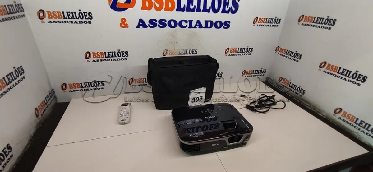 LOTE 303 - 01 EPSON PROJECTOR COM BOLSA E CONTROLE. (NO ESTADO EM QUE SE ENCONTRA. SUJEITO A AVARIAS OCULTAS/VISÍVEIS.) AV9448J