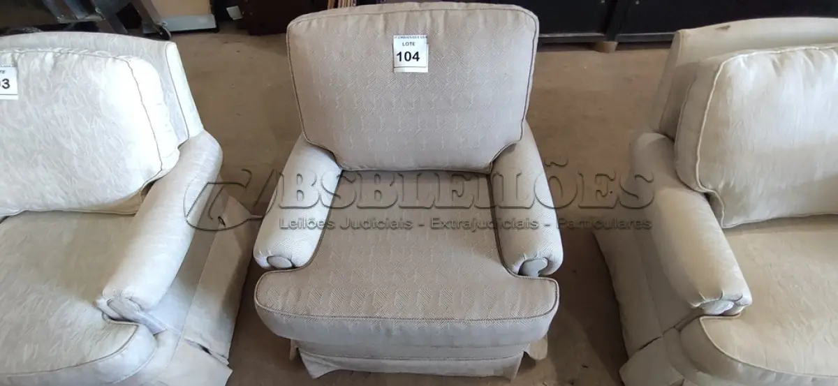 LOTE 104 - 01 POLTRONA.  NO ESTADO EM QUE SE ENCONTRA. SUJEITO A AVARIAS OCULTAS/VISÍVEIS.) AE7732W