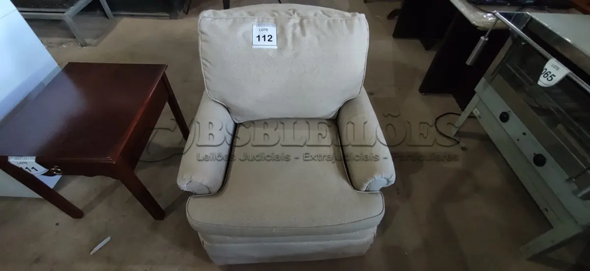 LOTE 112 - 01 POLTRONA.  (NO ESTADO EM QUE SE ENCONTRA. SUJEITO A AVARIAS OCULTAS/VISÍVEIS.)  AE7506S