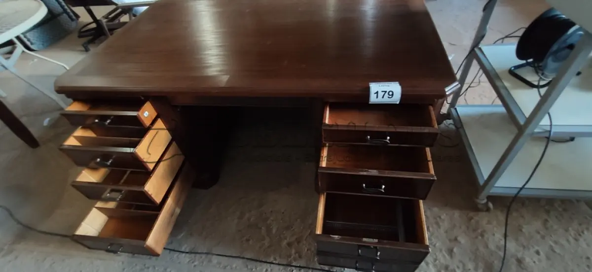 LOTE 179 - 01 MESA DE ESCRITÓRIO (DESK). (NO ESTADO EM QUE SE ENCONTRA. SUJEITO A AVARIAS OCULTAS/VISÍVEIS.) AV9664N