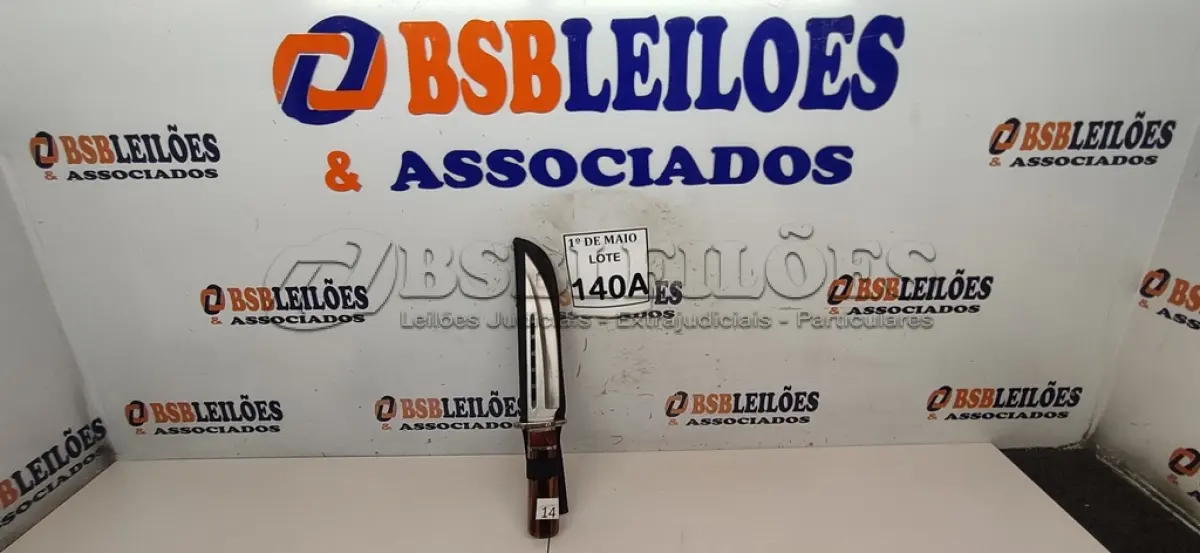 LOTE 140 - 01 FACA IMPORTADA AÇO INOXIDÁVEL VASADO COM 5 JANELAS CABO EM MADEIRA FULL TANG BAINHA DE NYLON TAMANHO TOTAL 31CM PESO 324G JÁ AFIADA   (NOVO) (NO ESTADO) ATENÇÃO! FAZER A VISITAÇÃO ANTES DE ARREMATAR, NÃO SABEMOS SE FUNCIONA. LEILÃO NÃO TEM GARANTIA E NEM DEVOLUÇÃO, SUJEITO A POSSÍVEIS AVARIAS VISÍVEIS/OCULTAS E/OU AUSÊNCIA DE COMPONENTES.