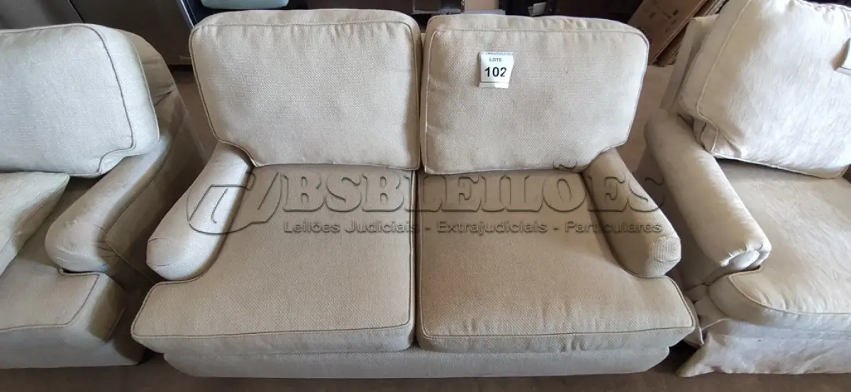 LOTE 102 - 01 SOFÁ 2 LUGARES. (NO ESTADO EM QUE SE ENCONTRA. SUJEITO A AVARIAS OCULTAS/VISÍVEIS.) AV9581C