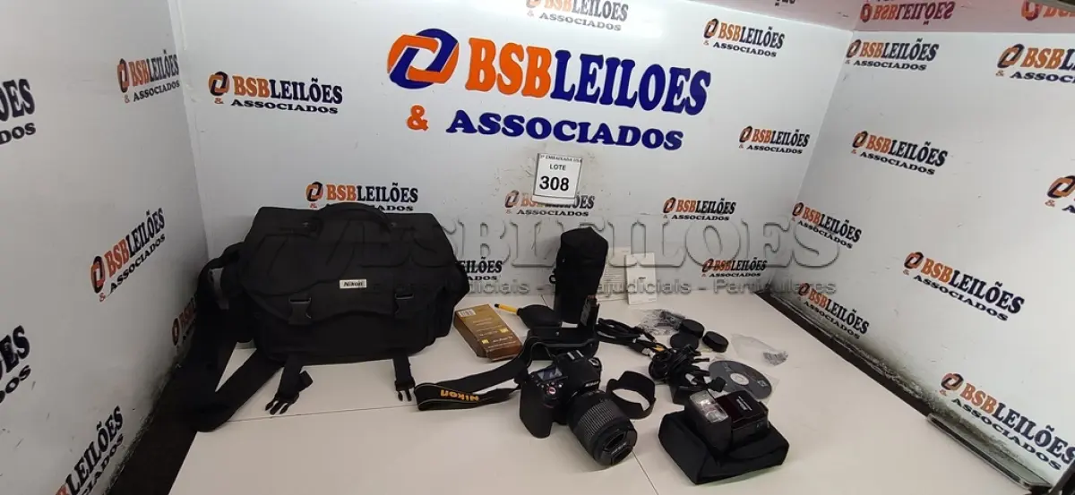 LOTE 308 - 01 CÂMERA DIGITAL NIKON D90 COM BOLSA E ACESSORIOS. (NO ESTADO EM QUE SE ENCONTRA. SUJEITO A AVARIAS OCULTAS/VISÍVEIS.)  AV9443L