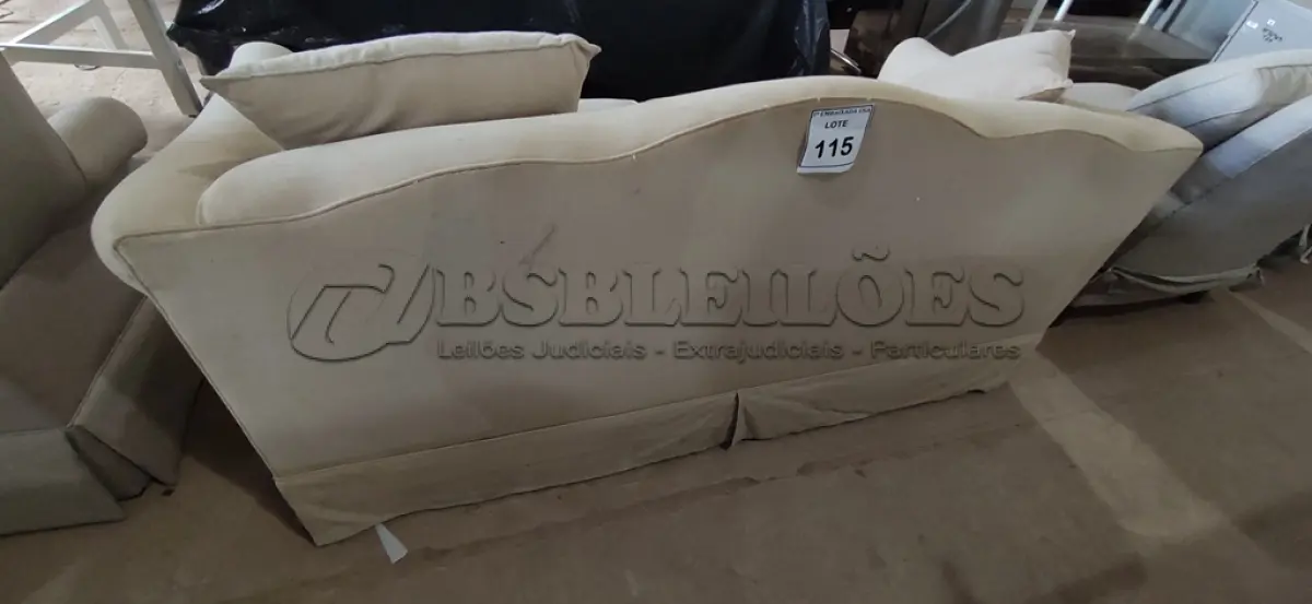 LOTE 115 - 01 SOFÁ 3 LUGARES. (NO ESTADO EM QUE SE ENCONTRA. SUJEITO A AVARIAS OCULTAS/VISÍVEIS.) AU8718H