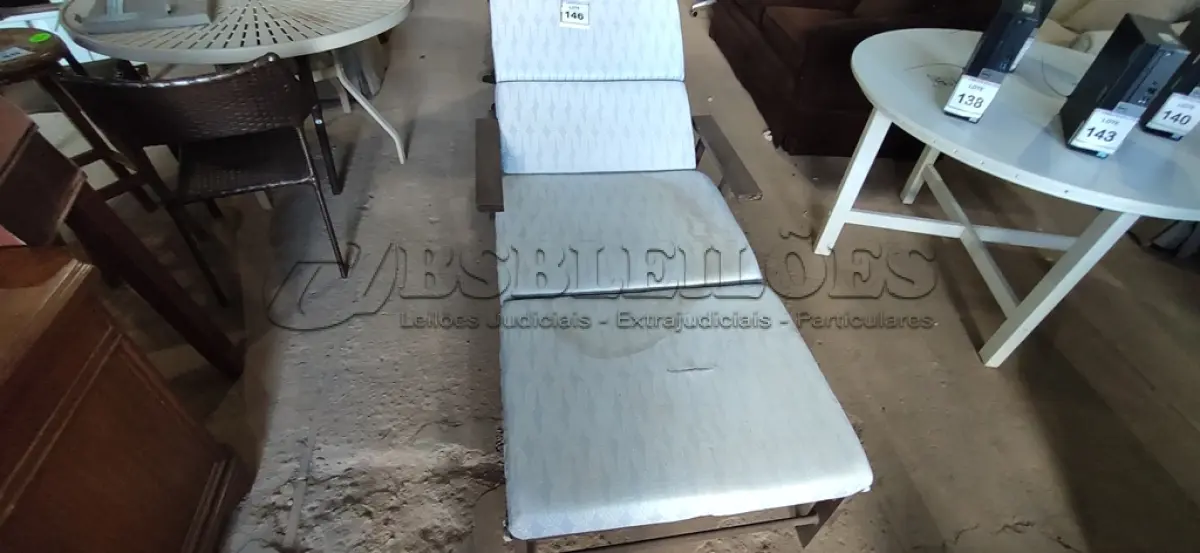 LOTE 146 - 01 ESPREGUIÇADEIRA. (NO ESTADO EM QUE SE ENCONTRA. SUJEITO A AVARIAS OCULTAS/VISÍVEIS.)  AU2348X