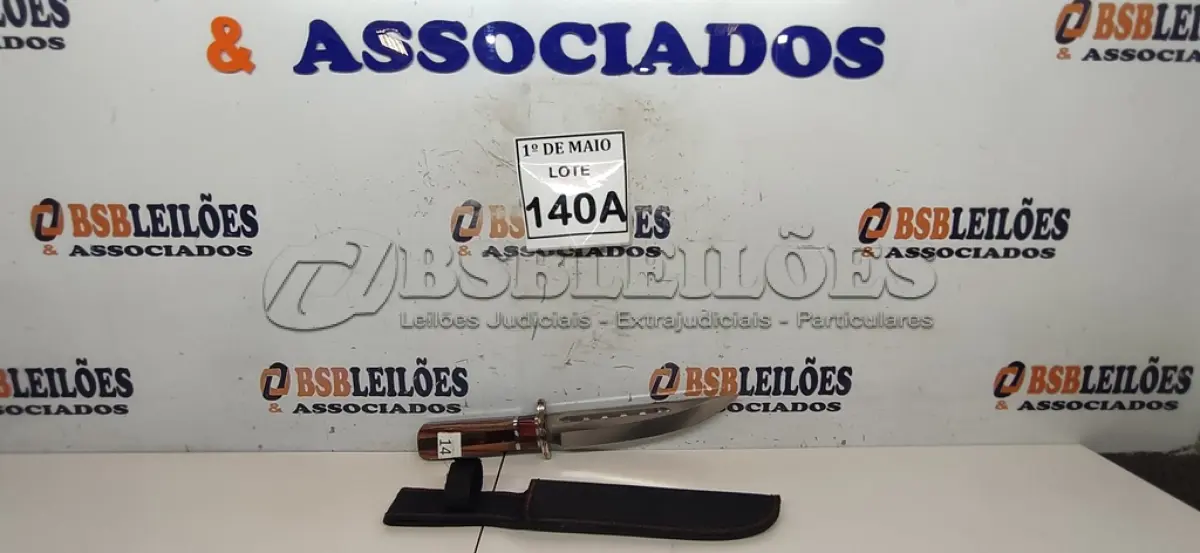 LOTE 140 - 01 FACA IMPORTADA AÇO INOXIDÁVEL VASADO COM 5 JANELAS CABO EM MADEIRA FULL TANG BAINHA DE NYLON TAMANHO TOTAL 31CM PESO 324G JÁ AFIADA   (NOVO) (NO ESTADO) ATENÇÃO! FAZER A VISITAÇÃO ANTES DE ARREMATAR, NÃO SABEMOS SE FUNCIONA. LEILÃO NÃO TEM GARANTIA E NEM DEVOLUÇÃO, SUJEITO A POSSÍVEIS AVARIAS VISÍVEIS/OCULTAS E/OU AUSÊNCIA DE COMPONENTES.