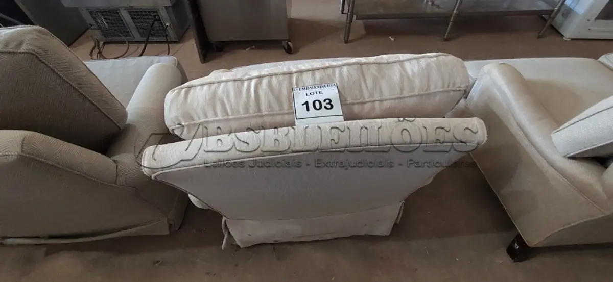LOTE 103 - 01 POLTRONA. (NO ESTADO EM QUE SE ENCONTRA. SUJEITO A AVARIAS OCULTAS/VISÍVEIS.) AV9632J