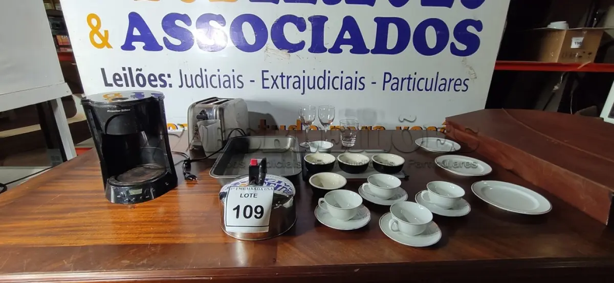 LOTE 109 - 01 LOTE COM TORRADEIRA, CAFETEIRA, TAÇAS. (NO ESTADO EM QUE SE ENCONTRA. SUJEITO A AVARIAS OCULTAS/VISÍVEIS.)