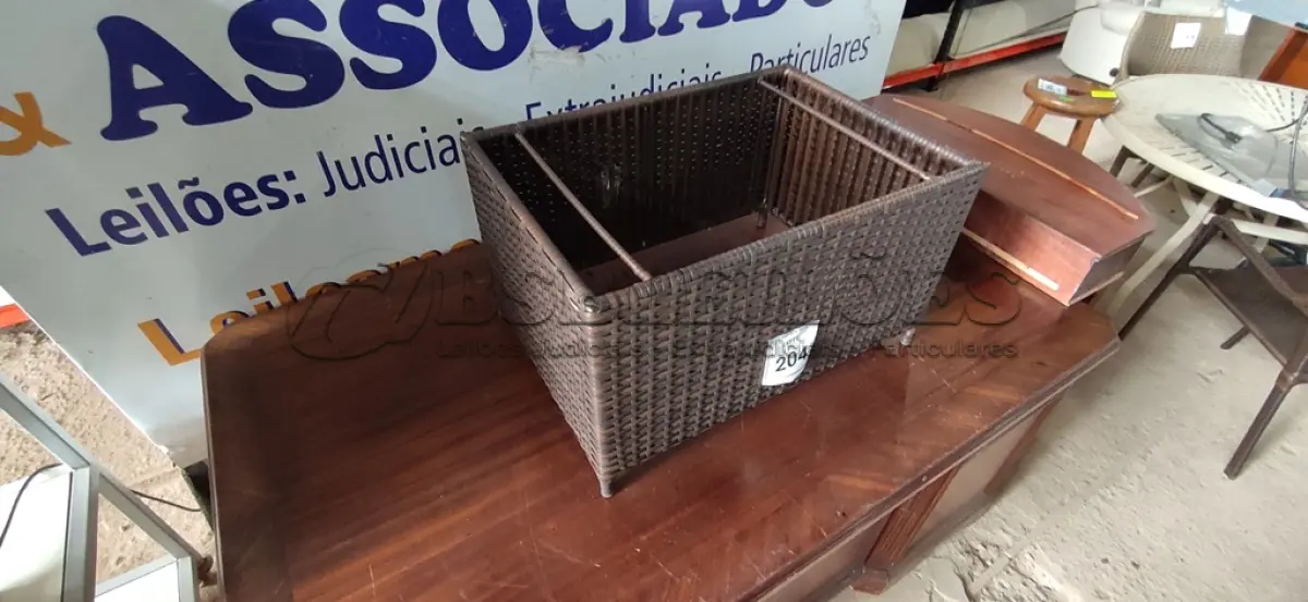 LOTE 204 - 01 MESA DE CENTRO DE JARDIM. (NO ESTADO EM QUE SE ENCONTRA. SUJEITO A AVARIAS OCULTAS/VISÍVEIS.) BH1553H