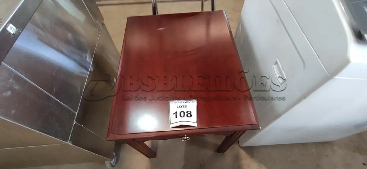 LOTE 108 - 01 MESINHA EM MADEIRA COM GAVETA. (NO ESTADO EM QUE SE ENCONTRA. SUJEITO A AVARIAS OCULTAS/VISÍVEIS.) AV9850T