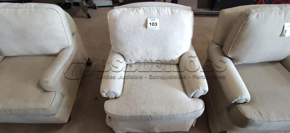 LOTE 103 - 01 POLTRONA. (NO ESTADO EM QUE SE ENCONTRA. SUJEITO A AVARIAS OCULTAS/VISÍVEIS.) AV9632J