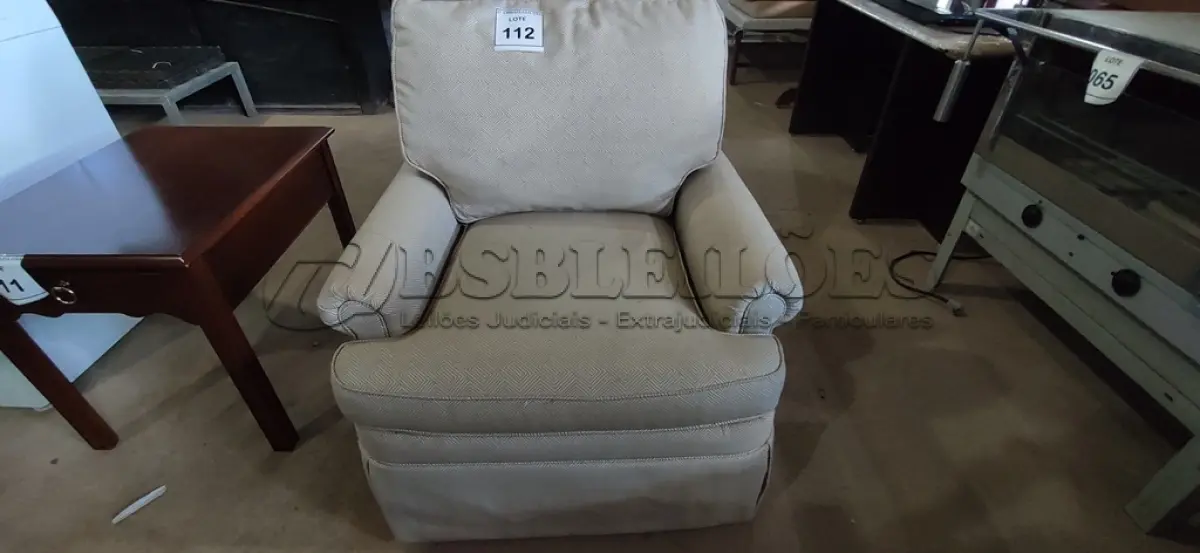 LOTE 112 - 01 POLTRONA.  (NO ESTADO EM QUE SE ENCONTRA. SUJEITO A AVARIAS OCULTAS/VISÍVEIS.)  AE7506S