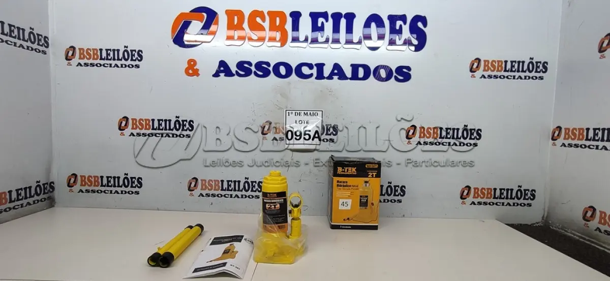 LOTE 095 - 01 MACACO HIDRÁULICO MANUAL TIPO GARRAFA PORTÁTIL SUPORTA 2 TONELADAS   (NOVO) (NO ESTADO) ATENÇÃO! FAZER A VISITAÇÃO ANTES DE ARREMATAR, NÃO SABEMOS SE FUNCIONA. LEILÃO NÃO TEM GARANTIA E NEM DEVOLUÇÃO, SUJEITO A POSSÍVEIS AVARIAS VISÍVEIS/OCULTAS E/OU AUSÊNCIA DE COMPONENTES.