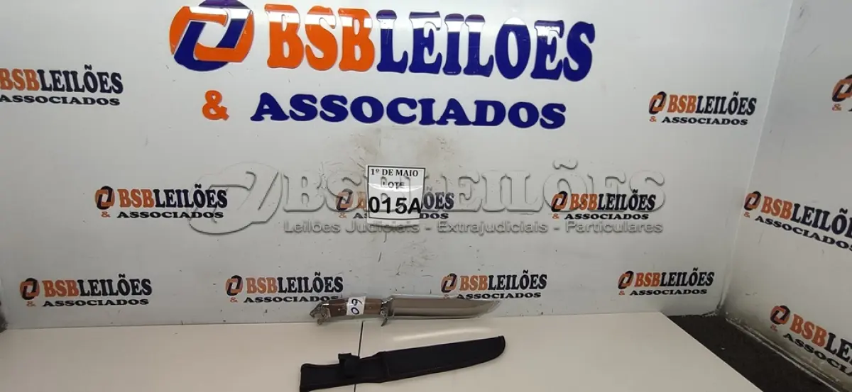 LOTE 015 - 01 FACA IMPORTADA AÇO INOXIDÁVEL CABO EM MADEIRA COM POMO CABEÇA DE ONÇA FULL TANG BAINHA DE NYLON TAMANHO TOTAL 34CM PESO 342G JÁ AFIADA (NOVO) (NO ESTADO) ATENÇÃO! FAZER A VISITAÇÃO ANTES DE ARREMATAR, NÃO SABEMOS SE FUNCIONA. LEILÃO NÃO TEM GARANTIA E NEM DEVOLUÇÃO, SUJEITO A POSSÍVEIS AVARIAS VISÍVEIS/OCULTAS E/OU AUSÊNCIA DE COMPONENTES.