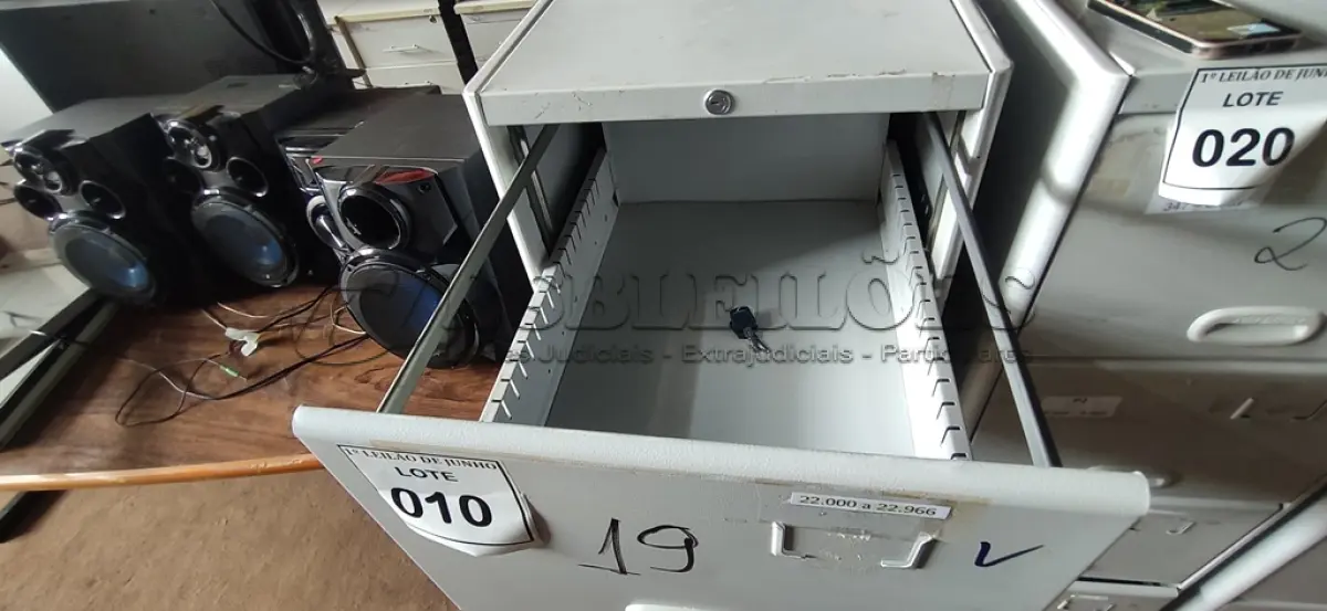 LOTE 010 - 01 ARQUIVO DE AÇO 04 GAVETAS. (NO ESTADO) ATENÇÃO! FAZER A VISITAÇÃO ANTES DE ARREMATAR, NÃO SABEMOS SE FUNCIONA, LEILÃO NÃO TEM GARANTIA E NEM DEVOLUÇÃO, SUJEITO A POSSÍVEIS AVARIAS VISÍVEIS/OCULTAS E/OU AUSÊNCIA DE COMPONENTES.