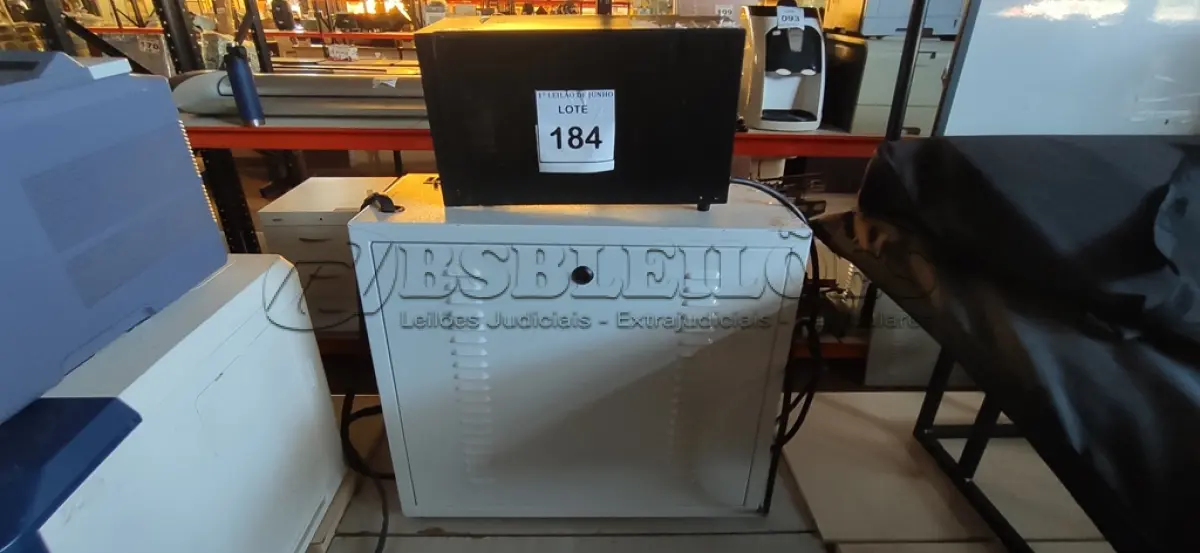 LOTE 184 - 01 NOBREAK SONOIDAL MARCA LACERDA. (NO ESTADO) ATENÇÃO! FAZER A VISITAÇÃO ANTES DE ARREMATAR, NÃO SABEMOS SE FUNCIONA, LEILÃO NÃO TEM GARANTIA E NEM DEVOLUÇÃO, SUJEITO A POSSÍVEIS AVARIAS VISÍVEIS/OCULTAS E/OU AUSÊNCIA DE COMPONENTES.
