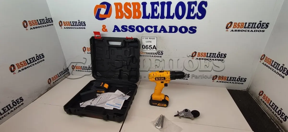 LOTE 065 - 01 PARAFUSADEIRA 48V COM DUAS BATERIAS E ADAPTADOR CORTADOR DE CHAPA COM MALETA  (NOVO) (NO ESTADO) ATENÇÃO! FAZER A VISITAÇÃO ANTES DE ARREMATAR, NÃO SABEMOS SE FUNCIONA. LEILÃO NÃO TEM GARANTIA E NEM DEVOLUÇÃO, SUJEITO A POSSÍVEIS AVARIAS VISÍVEIS/OCULTAS E/OU AUSÊNCIA DE COMPONENTES.