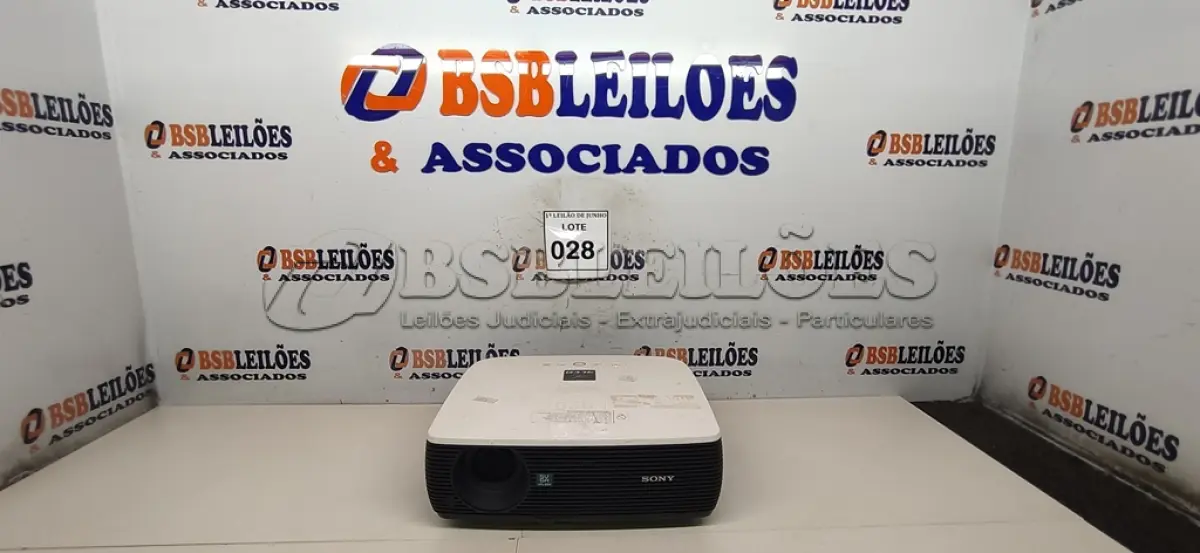 LOTE 028 - 01 PROJETOR VPL-ES4 MARCA SONY. (NO ESTADO) ATENÇÃO! FAZER A VISITAÇÃO ANTES DE ARREMATAR, NÃO SABEMOS SE FUNCIONA, LEILÃO NÃO TEM GARANTIA E NEM DEVOLUÇÃO, SUJEITO A POSSÍVEIS AVARIAS VISÍVEIS/OCULTAS E/OU AUSÊNCIA DE COMPONENTES.