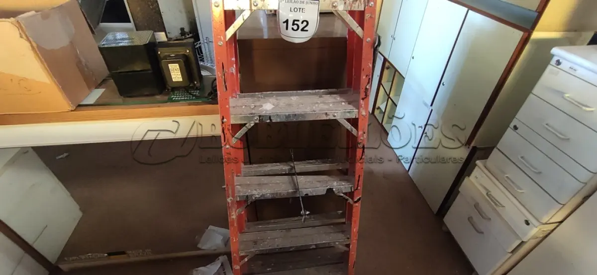 LOTE 152 - 01 ESCADA TESOURA. (NO ESTADO) ATENÇÃO! FAZER A VISITAÇÃO ANTES DE ARREMATAR, NÃO SABEMOS SE FUNCIONA, LEILÃO NÃO TEM GARANTIA E NEM DEVOLUÇÃO, SUJEITO A POSSÍVEIS AVARIAS VISÍVEIS/OCULTAS E/OU AUSÊNCIA DE COMPONENTES.