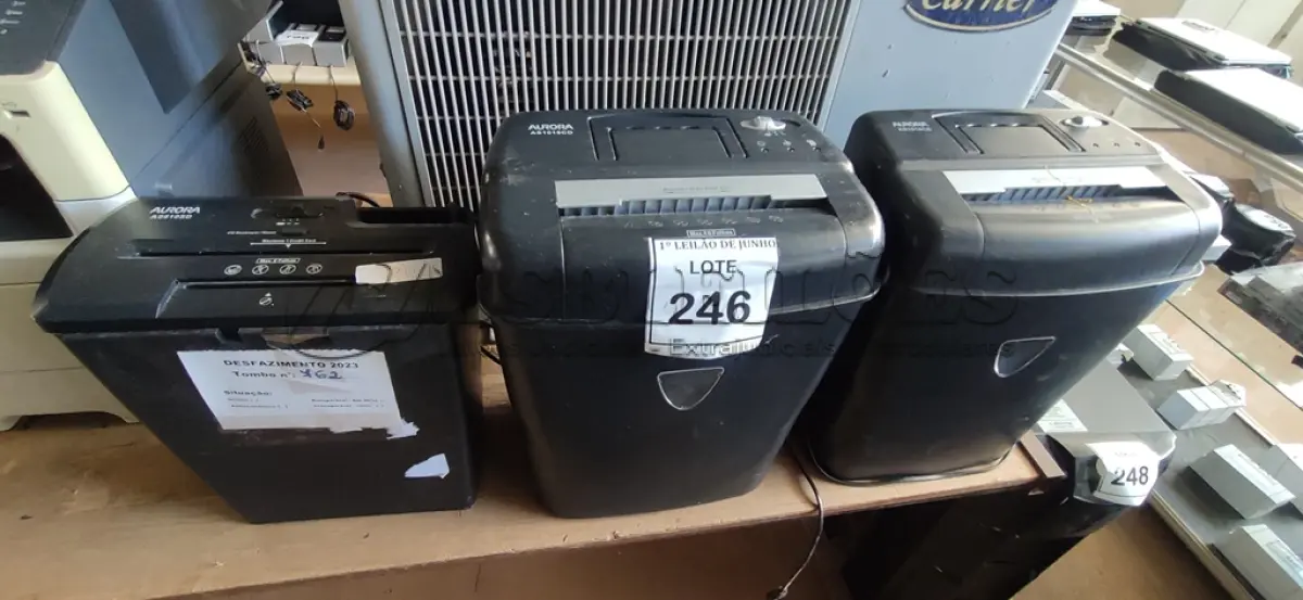LOTE 246 - 03 FRAGMENTADORAS DE PAPEL MARCA AURORA. (NO ESTADO) ATENÇÃO! FAZER A VISITAÇÃO ANTES DE ARREMATAR, NÃO SABEMOS SE FUNCIONA, LEILÃO NÃO TEM GARANTIA E NEM DEVOLUÇÃO, SUJEITO A POSSÍVEIS AVARIAS VISÍVEIS/OCULTAS E/OU AUSÊNCIA DE COMPONENTES.