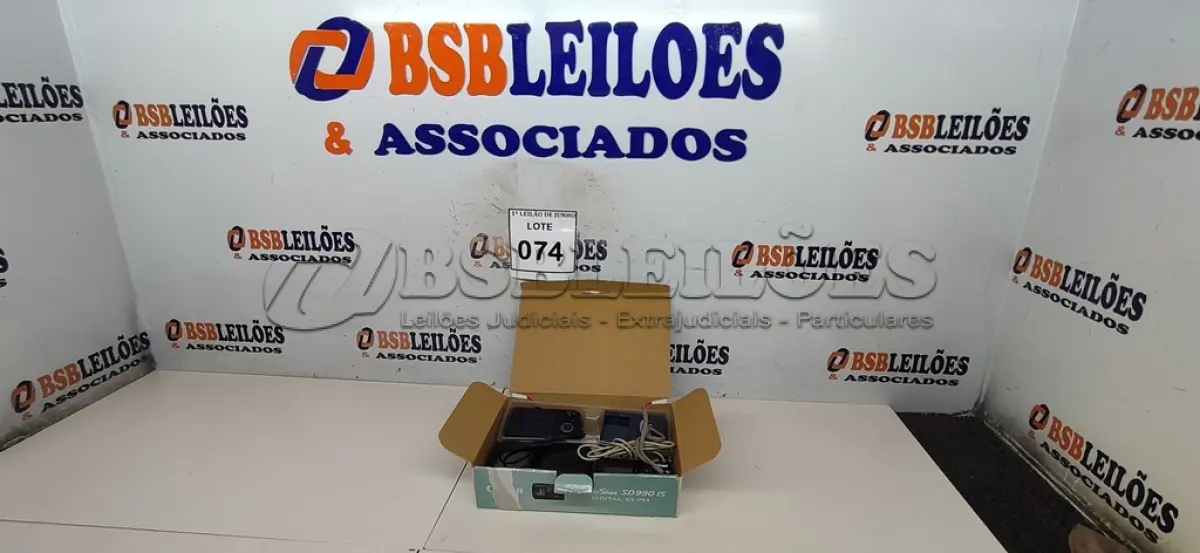 LOTE 074 - 04 CÂMERAS DIGITAIS E 01 CARREGADOR PRA BATERIA. (NO ESTADO) ATENÇÃO! FAZER A VISITAÇÃO ANTES DE ARREMATAR, NÃO SABEMOS SE FUNCIONA, LEILÃO NÃO TEM GARANTIA E NEM DEVOLUÇÃO, SUJEITO A POSSÍVEIS AVARIAS VISÍVEIS/OCULTAS E/OU AUSÊNCIA DE COMPONENTES.