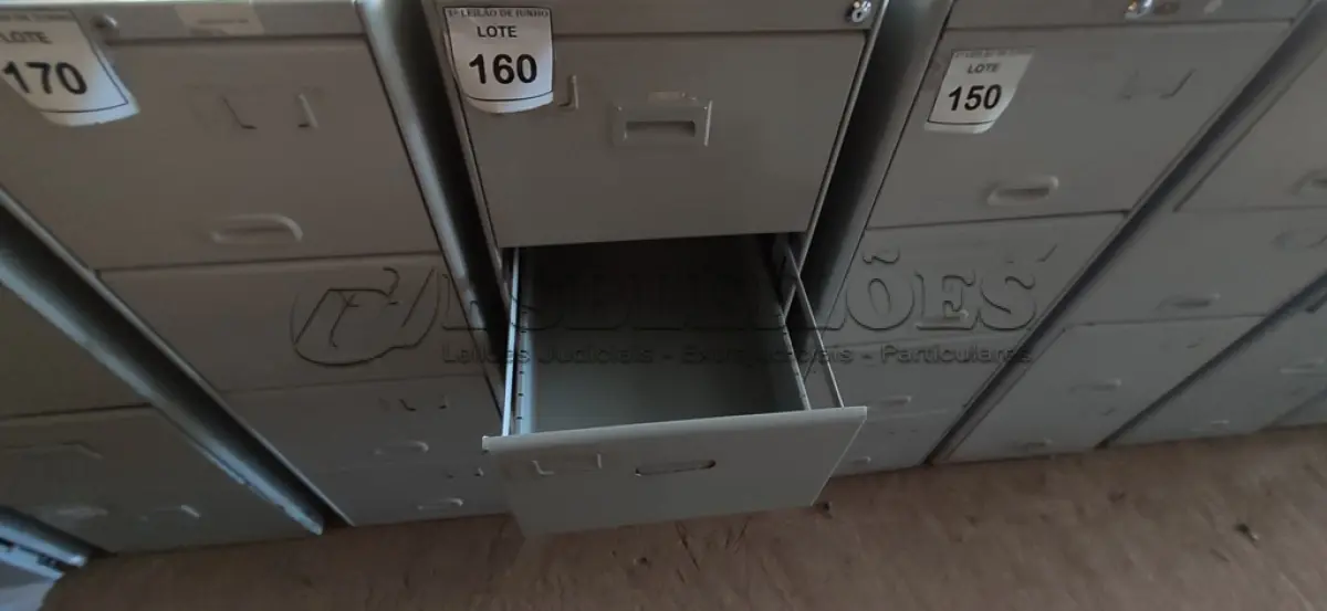 LOTE 160 - 01 ARQUIVO DE AÇO 04 GAVETAS. (NO ESTADO) ATENÇÃO! FAZER A VISITAÇÃO ANTES DE ARREMATAR, NÃO SABEMOS SE FUNCIONA, LEILÃO NÃO TEM GARANTIA E NEM DEVOLUÇÃO, SUJEITO A POSSÍVEIS AVARIAS VISÍVEIS/OCULTAS E/OU AUSÊNCIA DE COMPONENTES.