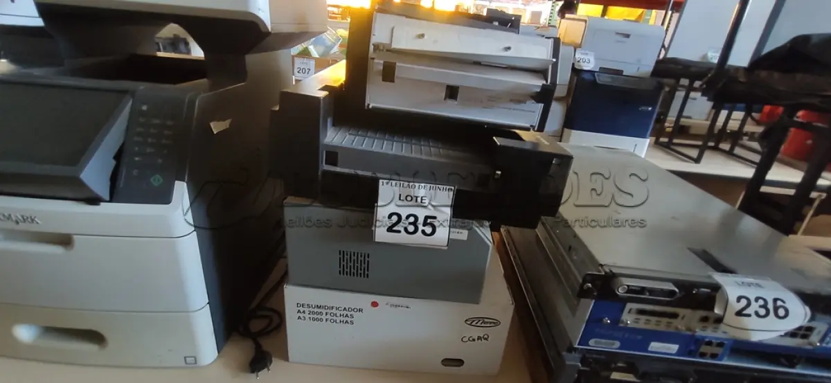 LOTE 235 - 01 DESUMIDIFICADOR, 01 IMPRESSORA BRAILE, 01 SCANNER OPSCAM, SCANER SCATRON. (NO ESTADO) ATENÇÃO! FAZER A VISITAÇÃO ANTES DE ARREMATAR, NÃO SABEMOS SE FUNCIONA, LEILÃO NÃO TEM GARANTIA E NEM DEVOLUÇÃO, SUJEITO A POSSÍVEIS AVARIAS VISÍVEIS/OCULTAS E/OU AUSÊNCIA DE COMPONENTES.