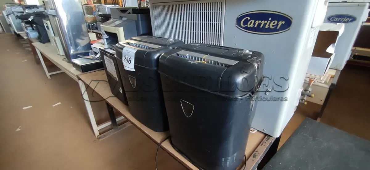 LOTE 246 - 03 FRAGMENTADORAS DE PAPEL MARCA AURORA. (NO ESTADO) ATENÇÃO! FAZER A VISITAÇÃO ANTES DE ARREMATAR, NÃO SABEMOS SE FUNCIONA, LEILÃO NÃO TEM GARANTIA E NEM DEVOLUÇÃO, SUJEITO A POSSÍVEIS AVARIAS VISÍVEIS/OCULTAS E/OU AUSÊNCIA DE COMPONENTES.