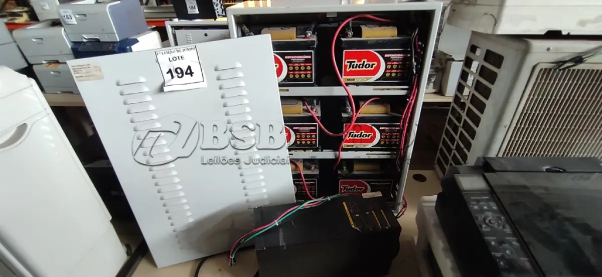 LOTE 194 - 01 NOBREAK MARCA LACERDA E UM BANCO DE BATERIAS COM 06 BATERIAS. (NO ESTADO) ATENÇÃO! FAZER A VISITAÇÃO ANTES DE ARREMATAR, NÃO SABEMOS SE FUNCIONA, LEILÃO NÃO TEM GARANTIA E NEM DEVOLUÇÃO, SUJEITO A POSSÍVEIS AVARIAS VISÍVEIS/OCULTAS E/OU AUSÊNCIA DE COMPONENTES.