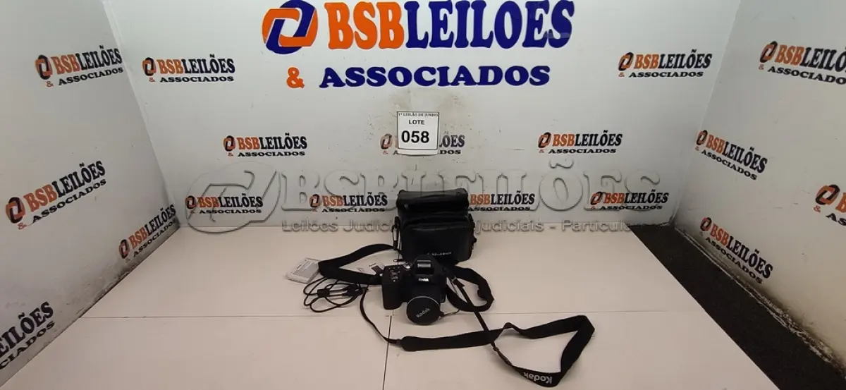 LOTE 058 - 01 MÁQUINA FOTOGRÁFICA MAX Z990 FULL HD MARCA KODAK COM CASE. (NO ESTADO) ATENÇÃO! FAZER A VISITAÇÃO ANTES DE ARREMATAR, NÃO SABEMOS SE FUNCIONA, LEILÃO NÃO TEM GARANTIA E NEM DEVOLUÇÃO, SUJEITO A POSSÍVEIS AVARIAS VISÍVEIS/OCULTAS E/OU AUSÊNCIA DE COMPONENTES.