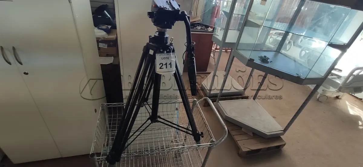 LOTE 211 - 01 TRIPÉ FOTOGRÁFICO MARCA MANFROTTO.  (NO ESTADO) ATENÇÃO! FAZER A VISITAÇÃO ANTES DE ARREMATAR, NÃO SABEMOS SE FUNCIONA, LEILÃO NÃO TEM GARANTIA E NEM DEVOLUÇÃO, SUJEITO A POSSÍVEIS AVARIAS VISÍVEIS/OCULTAS E/OU AUSÊNCIA DE COMPONENTES.