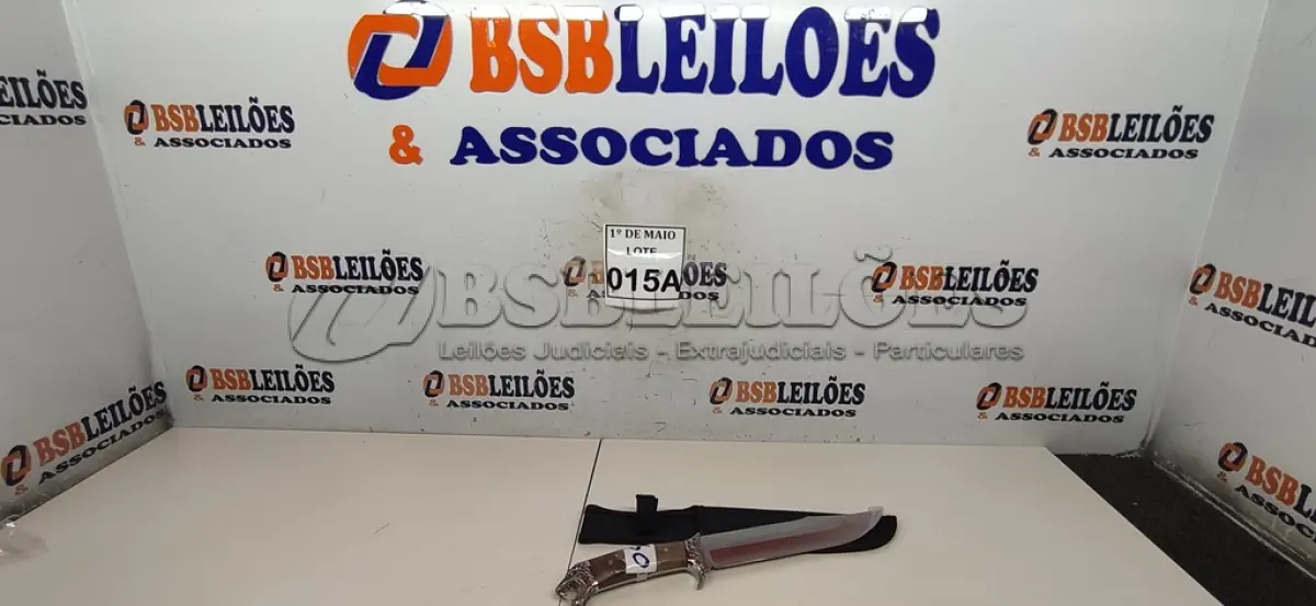 LOTE 015 - 01 FACA IMPORTADA AÇO INOXIDÁVEL CABO EM MADEIRA COM POMO CABEÇA DE ONÇA FULL TANG BAINHA DE NYLON TAMANHO TOTAL 34CM PESO 342G JÁ AFIADA (NOVO) (NO ESTADO) ATENÇÃO! FAZER A VISITAÇÃO ANTES DE ARREMATAR, NÃO SABEMOS SE FUNCIONA. LEILÃO NÃO TEM GARANTIA E NEM DEVOLUÇÃO, SUJEITO A POSSÍVEIS AVARIAS VISÍVEIS/OCULTAS E/OU AUSÊNCIA DE COMPONENTES.