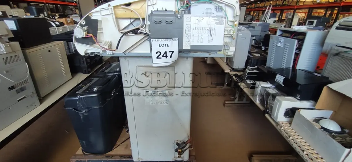 LOTE 247 - 01 CONDENSADORA DE AR 18000 BTU E 01 EVAPORADORA COM AVARIAS MARCA CARRIER. (NO ESTADO) ATENÇÃO! FAZER A VISITAÇÃO ANTES DE ARREMATAR, NÃO SABEMOS SE FUNCIONA, LEILÃO NÃO TEM GARANTIA E NEM DEVOLUÇÃO, SUJEITO A POSSÍVEIS AVARIAS VISÍVEIS/OCULTAS E/OU AUSÊNCIA DE COMPONENTES.