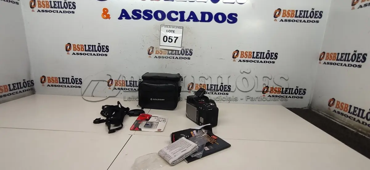 LOTE 057 - 01 MÁQUINA FOTOGRÁFICA MAX Z990 FULL HD MARCA KODAK COM CASE. (NO ESTADO) ATENÇÃO! FAZER A VISITAÇÃO ANTES DE ARREMATAR, NÃO SABEMOS SE FUNCIONA, LEILÃO NÃO TEM GARANTIA E NEM DEVOLUÇÃO, SUJEITO A POSSÍVEIS AVARIAS VISÍVEIS/OCULTAS E/OU AUSÊNCIA DE COMPONENTES.