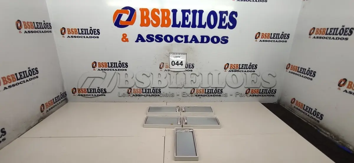 LOTE 044 - 05 BATERIAS METÁLICAS. (NO ESTADO) ATENÇÃO! FAZER A VISITAÇÃO ANTES DE ARREMATAR, NÃO SABEMOS SE FUNCIONA, LEILÃO NÃO TEM GARANTIA E NEM DEVOLUÇÃO, SUJEITO A POSSÍVEIS AVARIAS VISÍVEIS/OCULTAS E/OU AUSÊNCIA DE COMPONENTES.